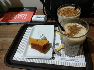 Té chai con leche de soja y bizcocho vegano at Dos de Azucar  in Oviedo