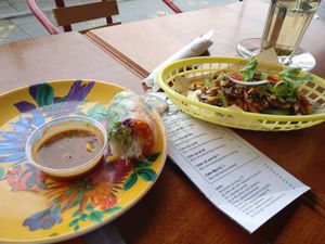 Banh bao kep dau hu en Goi cuon cau vong (bijna op :)) at MeMe Vietnamese Food in Rotterdam