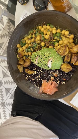 Chickpea and spinach curry  at Avokado Bar in Istanbul