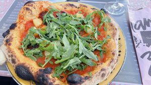 pizza rosso + arugula, pineapple & dried tomatoes  at Francesca & Fratelli - List in Hannover