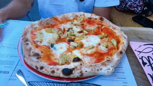 Pizza Margherita (not vegan!) with additional artichoke at Francesca & Fratelli - List in Hannover