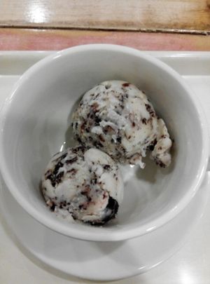 Vegan ice cream. 100g (about 2 small scoops)for 3900W.
This is pomegranate flavour, very good! at Loving Hut - Yonsei University in Seoul