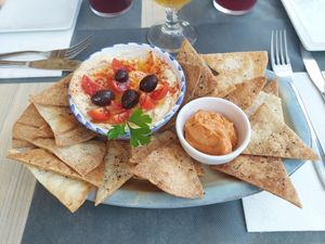 Nachos caseros con hummus casero y salsa romesco casera at La Frescura in Valencia