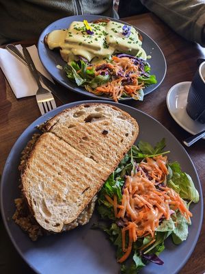 oben Egg Benedict unten Haggis &Cheese at Black Rabbit in Edinburgh