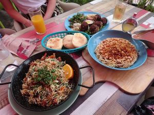 1001 Nacht (gewürzter Basmatireis), Koshari (Spezialmischung aus Reis, Linsen, Kichererbsen, Nudeln), Falafel (+Tahinsauce, Hummus, Tabouleh) at Sarah's Mediterranean Secret in Heringsdorf