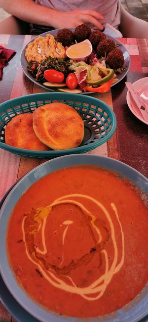 Oben: (103) Falafel mit Hummus und Salat Unten: (105) Foul-Favabohnen, dazu Pita Brot at Sarah's Mediterranean Secret in Heringsdorf