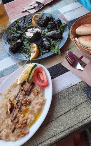 Vorspeisen: Auberginen Mouse mit Pita Brot und gefüllte Weinblätter at Sarah's Mediterranean Secret in Heringsdorf