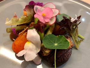 the use of flowers to express elements in the meal at Ronin in Angers