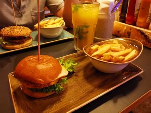 Tasty menu with Zeitgeist burger, Goldfritten and Mango-Mint drink (and an hot beverage) at Hans im Glück in Bern
