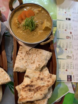 Tofu na kari s naanem at Dobrá Cajovna in Kutna Hora