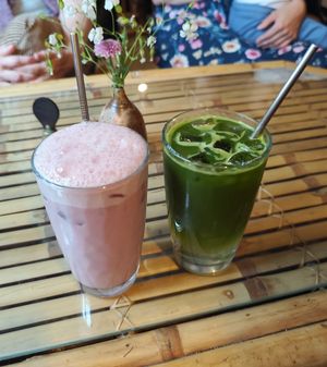 Cherry vegan milkshake and matcha with tonic at Dobrá Cajovna in Kutna Hora