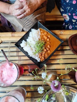 Vegan chickpea curry with rice at Dobrá Cajovna in Kutna Hora