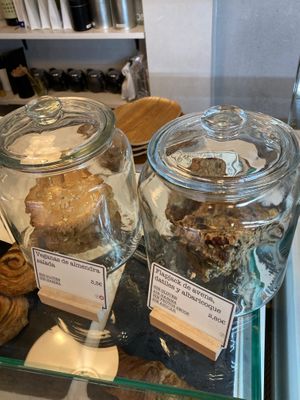 Vegan cookies (made with salted almonds) and vegan flapjack (oats, dates & dried apricots) at The Fix Specialty Coffee in Madrid
