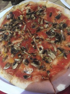 Pizza Marinara con champiñones at Libido Bar in Granada