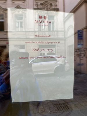 Don’t know what it says but It think it says it’s closed  at Maitrea in Prague