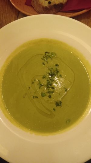 Sopa de guisantes vegana at Maitrea in Prague