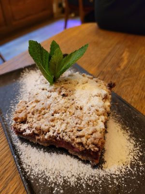 apple crumble at Maitrea in Prague