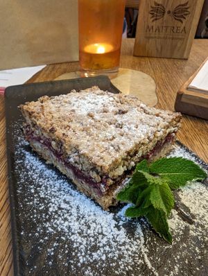 Raspberry crumble at Maitrea in Prague