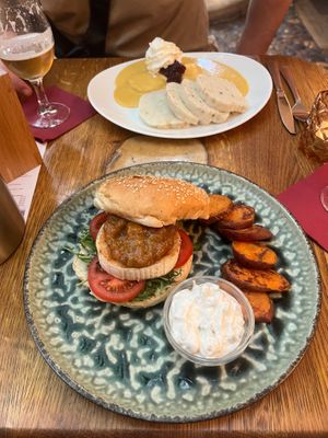 burger au fromage de chèvre (végétarien) et plat traditionnel tchèque (vegan). at Maitrea in Prague