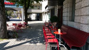 Outdoor seating (near busy street) at Anker Grill-Restaurant in Luzern