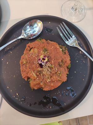 "cake" salade sans fromage at Marmitta in Paros