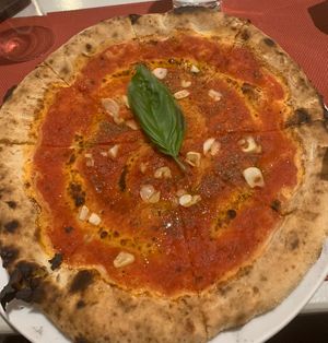 Vegan options available but customised my pizza - tomato base, garlic and oregano. Absolutely divine 😍 No vegan cheese but it’s so delicious, I didn’t even miss it 😋  at Cuore Rosso in Paros