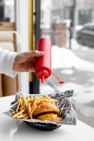 Cheeseburger avec frites at Mimi & Jones in Montreal