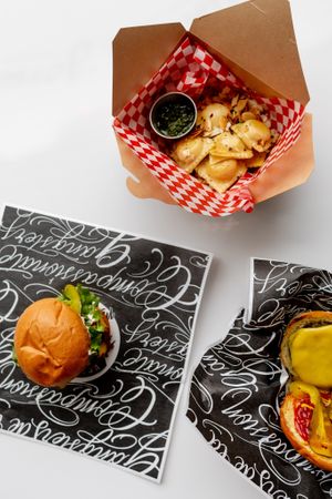 Mimi burger, cheeseburger et raviolis at Mimi & Jones in Montreal