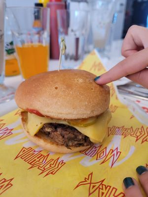 Cheeseburger at Mimi & Jones in Montreal