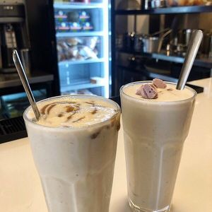 Milkshakes vanille et gâteau au fromage at Mimi & Jones in Montreal