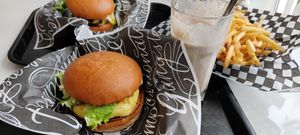 Burguer mimi et frites at Mimi & Jones in Montreal