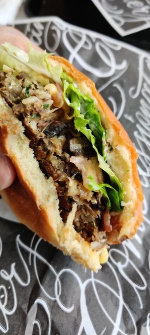 Burguer mimi at Mimi & Jones in Montreal