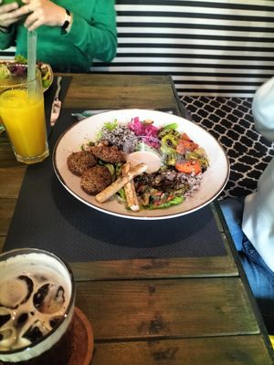 Gluten free bowl at Grön Vegan Yard in Nicosia