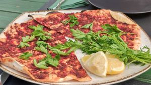Typical Turkish appetiser (lahmacun) at Grön Vegan Yard in Nicosia
