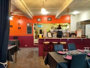 Bar and open kitchen at Ô Saveurs de l'Inde in Saumur