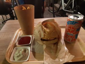 burger menu, mmmmmmhhhhh!!!!! at Portland in Nantes