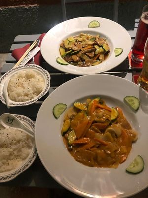 Red curry and vegan chicken with mushrooms at SU in Klagenfurt