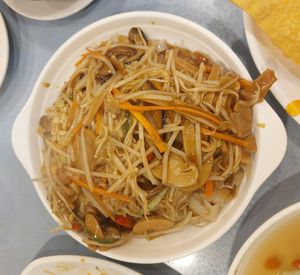 Stir-fried Rice Noodles with Satay Enoki Mushroom and Veggie Ham 沙嗲金菇素腿炒河 👍 at Luk Yung Sin Koon in Kowloon