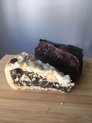 Poppy seed cake and brownie at Avocado Spot in Gdansk