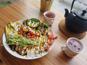 Kimchi bowl and pink grapefruit tea at Avocado Spot in Gdansk