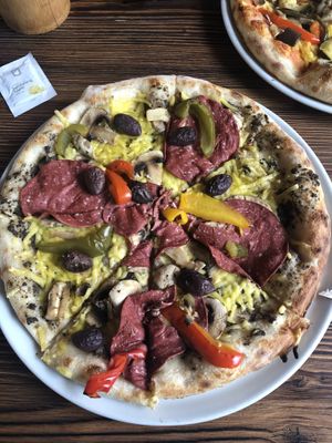 Mehrere vegane Pizzen und Burger auf der Karte zur Auswahl.   at Orange Octopus in Kempten