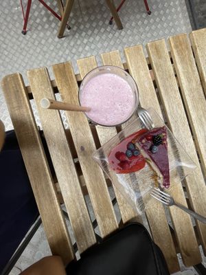 Cheesecake and “milk”shake #Veganuary at Aromaticus - Trastevere in Rome