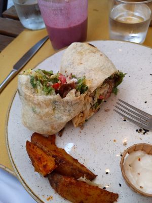 Plate of the day: "vegan kebab" and red velvet smoothie. at Aromaticus - Trastevere in Rome