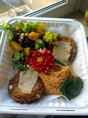 Danie tygodnia: kotleciki z sosem chałwowym, hummus z suszonymi pomidorami + sałatka at Planta Bistro in Poznan