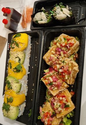 Veggie Dragon, Tofu frit et Wakame-lotus à emporter at Sushi Couronne in Aix-en Provence