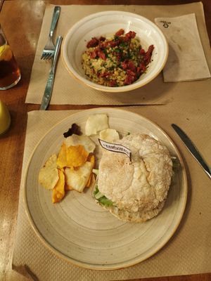 Hamburguesa y arroz at Omnia in Mataro