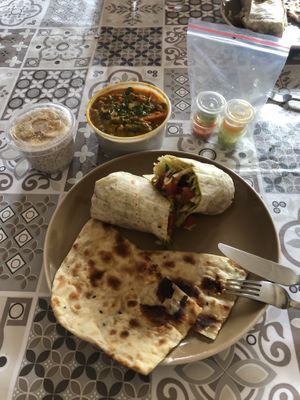 Rollo de setas y pan indio con curri de verduras at Roti in Mataro