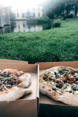 Pizza eten aan het Gravensteen at Plant A Pizza in Ghent