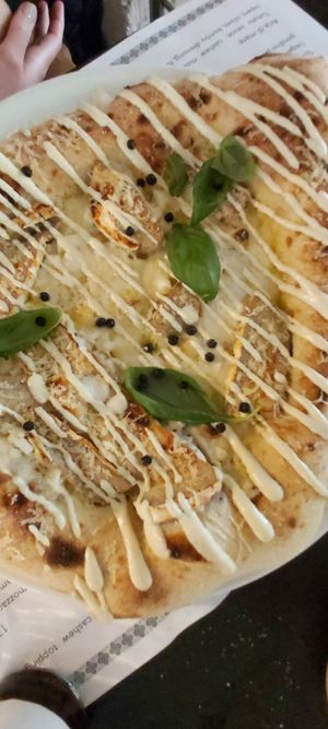 Vier-Käse-Pizza (Pizza Bianca) at Plant A Pizza in Ghent