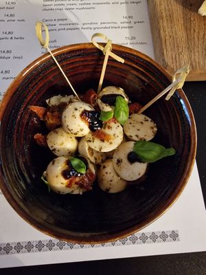 Mozzarella balls at Plant A Pizza in Ghent